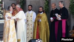 Armenia - Pope Francis and Catholicos Garegin II embrace each other during an Armenian Apostolic mass in Echmiadzin, 26Jun2016.