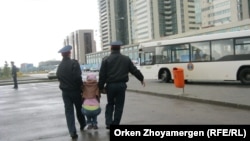 Полиция наразы үлескерді әкетіп барады. Астана, 22 мамыр 2013 жыл. (Көрнекі сурет)