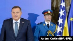 Milorad Dodik stoji ispred zastave BiH, fotoarhiv
