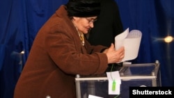 Під час голосування на одній з виборчих дільниць у Києві