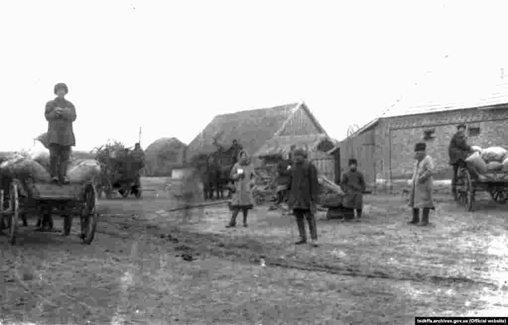 Донецьке село Удачне та Голодомор 1932–33 років у фотографіях Марка Залізняка Донецької, області, Удачне, району, Гришинського, імені, 1930і, Бєдного, колгоспу, селянина, колгоспі, зернових, трудодні, Здача, 1930–1933, Залізняка, отримують, Обмолот, Селяни, зерна