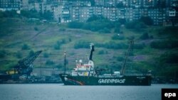 Активисты экологической организации Greenpeace захватили судно Arctic Sunrise.