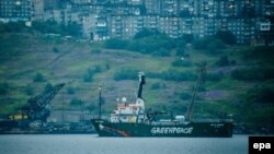 Корабль Arctic Sunrise международной экологической организации "Гринпис" у берегов Мурманска.