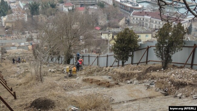 Демонтированные ступени Большой Митридатской лестницы в Керчи