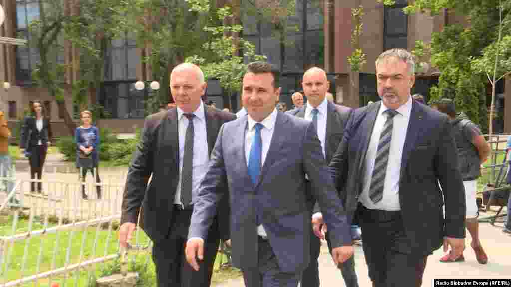 МАКЕДОНИЈА - Кривичниот во Скопје го ослободи од обвинение премиерот Зоран Заев за случајот Поткуп. Според Судот, Обвинителството неуспеало да докаже дека Заев го сторил делото. Премиерот беше обвинет дека побарал поткуп од струмички бизнисмен додека беше градоначалник на Струмица. За ВМРО-ДПМНЕ ослободувањето на Заев е неправедно.