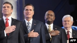 Члены Республиканской партии США слушают гимн, губернатор штата Техас Рик Перри (крайний слева). Вашингтон, 22 ноября 2011 года.