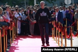 Сергей Снежкин в Алма-Ате на премьере своего фильма "Так сложились звезды"