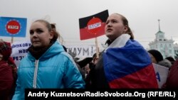 Пророссийски настроенная молодежь на митинге в Луганске, 2014