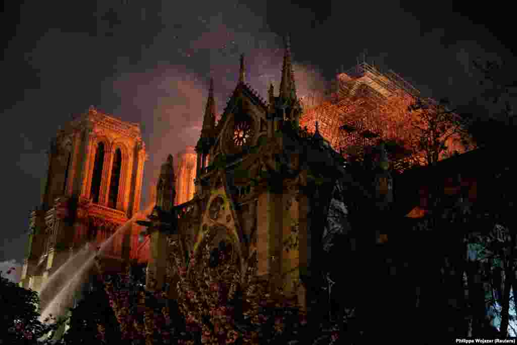 Пожежа у 850-річному соборі Паризької Богоматері&nbsp;15 квітня&nbsp;тривала дев&rsquo;ять годин. Причиною займання стали ремонтні роботи. У результаті пожежі&nbsp;обрушилися шпиль і покрівля собору