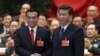 Старшыня КНР Сі Цьзіньпін паціскае руку прэм'еру КНР Лі Кэцяну
