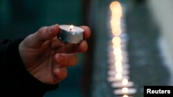 Чоловік запалює свічку в пам’ять загиблих внаслідок авіакатастрофи літака Ту-154, Москва, 25 грудня 2016 року 