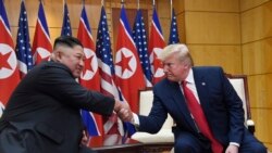 دونالد ترمپ رئیس جمهوری امریکا (راست) حین مصافحه با کیم جونگ اون رهبر کوریای شمالی