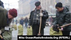 Activiști de pe Maidan curățând o stradă.