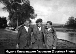Три товариші з Мукачівської гімназії. Зліва направо: І. Бубряк, Ю. Керекеш, І. Гвоздяк, 1936 рік