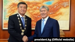 Atambayev 2017-ci il prezident seçkisində özünün keçmiş baş naziri Jeenbekovun namizədliyinə nail olmuşdu