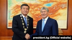 Kyrgyz President Sooronbai Jeenbekov (left) has in recent months been at odds with his former mentor, ex-President Almazbek Atambaev (right). 