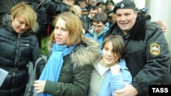 Екатерина Самуцевич (справа) сразу после освобождения