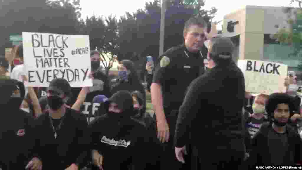 Brentwood police chief speaks with a protester after fellow officers joined with protesters demonstrating against the death of George Floyd in Minneapolis, in Brentwood, California, U.S. in this still picture obtained from May 31, 2020 social media video.&nbsp;
