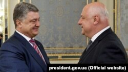Президент України Петро Порошенко і президент Парламентської асамблеї ОБСЄ Георгій Церетелі (праворуч). Архівне фото