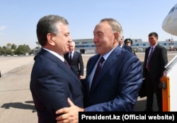 Uzbek President Shavkat Mirziyoev (left) welcomes Kazakh President Nursultan Nazarbaev to Tashkent in September