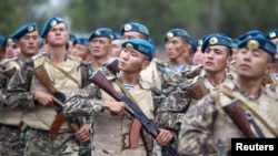 Қазақстан мен АҚШ-тың бірлескен әскери жаттығуы кезіндегі қазақ солдаттар. Алматы, 8 тамыз 2011 жыл