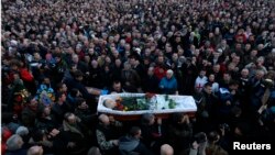 Қақтығыстарда қаза тапқан шерушіні жерлеу рәсіміне жиналған халық. Киев, 21 ақпан 2014 жыл.