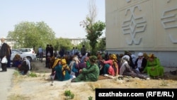 Aşgabat. Saud Arabystanynyň ilçihanasyna wiza sorap baran raýatlar. 