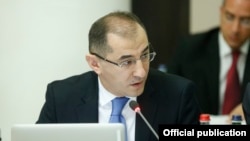 Armenia -- Finance Minister Vardan Aramian at a cabinet meeting in Yerevan, 6 April, 2017.