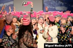 Італьянская дызайнэрка Анжэла Місоні падтрымала антытрампаўскія пратэсты сваёй калекцыяй на тыдні моды ў Міляне ў лютым 2017 году.
