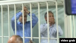 Омурбек Текебаев и Дуйшенкул Чотонов в зале суда. 16 августа 2017 года.