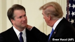 Presidenti amerikan, Donald Trump, dhe gjykatësi Brett Kavanaugh.