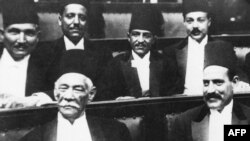 مصطفی النحاس در کنار سعد زغلول (چپ) در یکی از نشست‌های مجلس ملی مصر در ۱۹۲۰