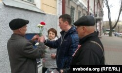 Кветкі для Васіля Быкава