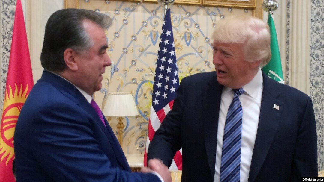 Тажик президенти Эмомали Рахмон АКШ президенти менен Сауд Арабиясында ушул жылдын 21-майында жолуккан.