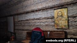 Месца, дзе Юры Корзун прыкаваў сябе кайданкамі. Трохмэтровы ланцуг вядзе да абсталяваньня