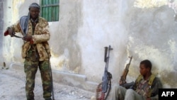 Самалі – ваеўнікі Аль-Шабааб падчас баёў з урадавымі сіламі ў сталіцы краіны Магадзішу, жнівень, 2010