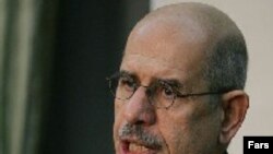 محمد البرادعی مدیر کل آژانس بین المللی انرژی اتمی می گوید ایران هیچ چیزی را از دست نخواهد داد اگر غنی سازی اورانیوم را به حال تعلیق درآورد