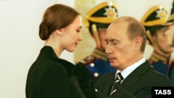 Владимир Путин (справа) вручает премию Светлане Захаровой