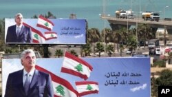 بیلبوردی از تصویر رفیق حریری در یکی از بزرگراههای شهر صیدا در لبنان
