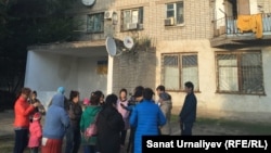 Жители общежития по улице Сырыма Датулы, 1, в городе Аксай во дворе. Западно-Казахстанская область, 17 сентября 2016 года. 