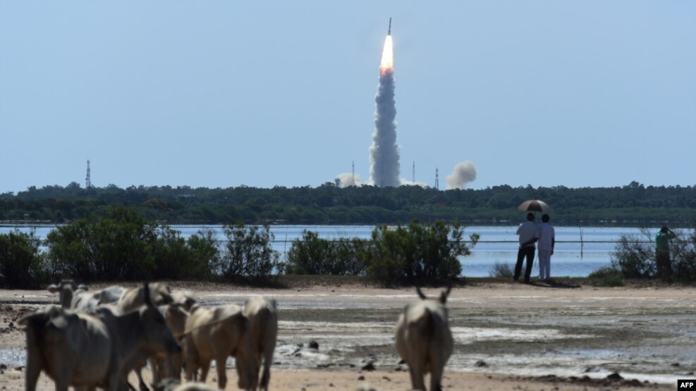 Pamje nga lansimi i raketës me satelitë për në orbitë nga India
