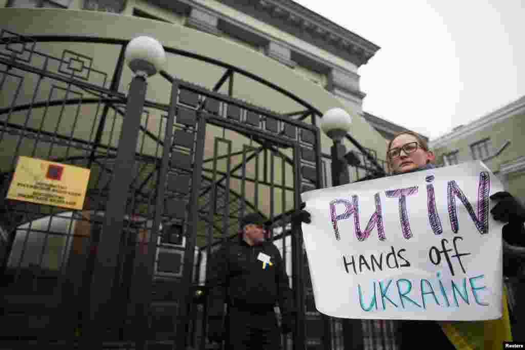 Киевдеги орус элчилигинин алдындагы пикет.