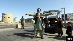 نیرهای افغان هنگام تلاشی در هرات