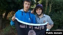 Теймур Балакишиев (справа) и неизвестный держат флаг одного из радикальных исламских движений. Фото с личной страницы Теймура в соцсети "Мой мир".