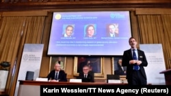 Представники Шведської королівської академії наук представляють цьогорічних лауреатів премії пам’яті Нобеля з економічних наук