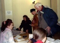 Напередодні виборів офісом ООН у Вуковарі було видано десятки тисяч паспортів Хорватії місцевим сербам. Після цього вони отримали право голосувати. 16 лютого 1997 року.
