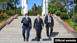 Ўзбекистон президенти Шавкат Мирзиёев Тошкентдаги Адиблар хиёбонида, 2020 йил 20 майи.