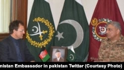 افغان سفیر په راولپېنډۍ کې له پاکستاني پوځ مشر جنرال باجوه سره ویني