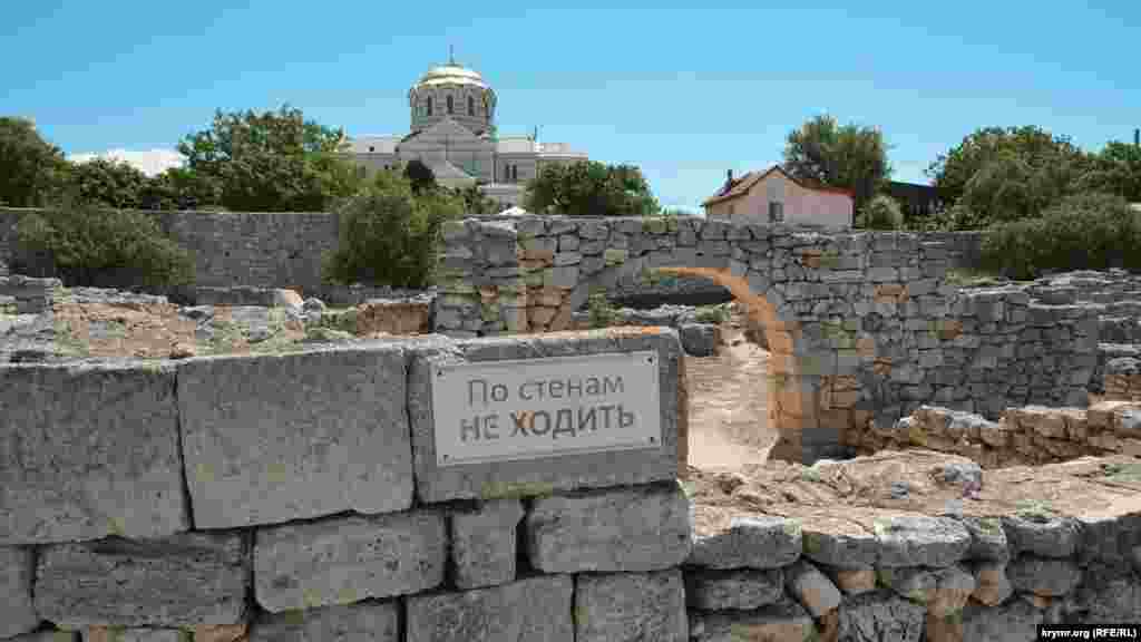 Заборонна табличка на стіні античного городища