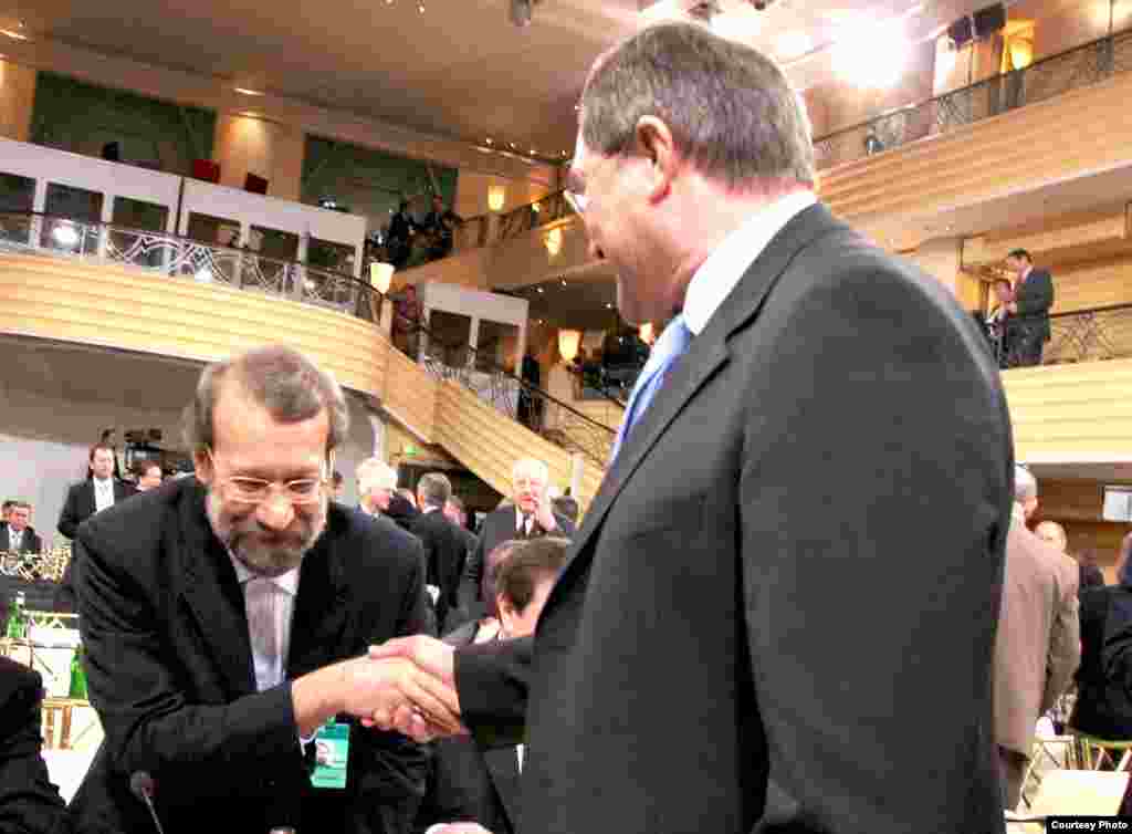 یوزف یونگ، وزیر دفاع آلمان در حال سلام و احوالپرسی با علی لاریجانی در کنفرانس امنیتی مونیخ.